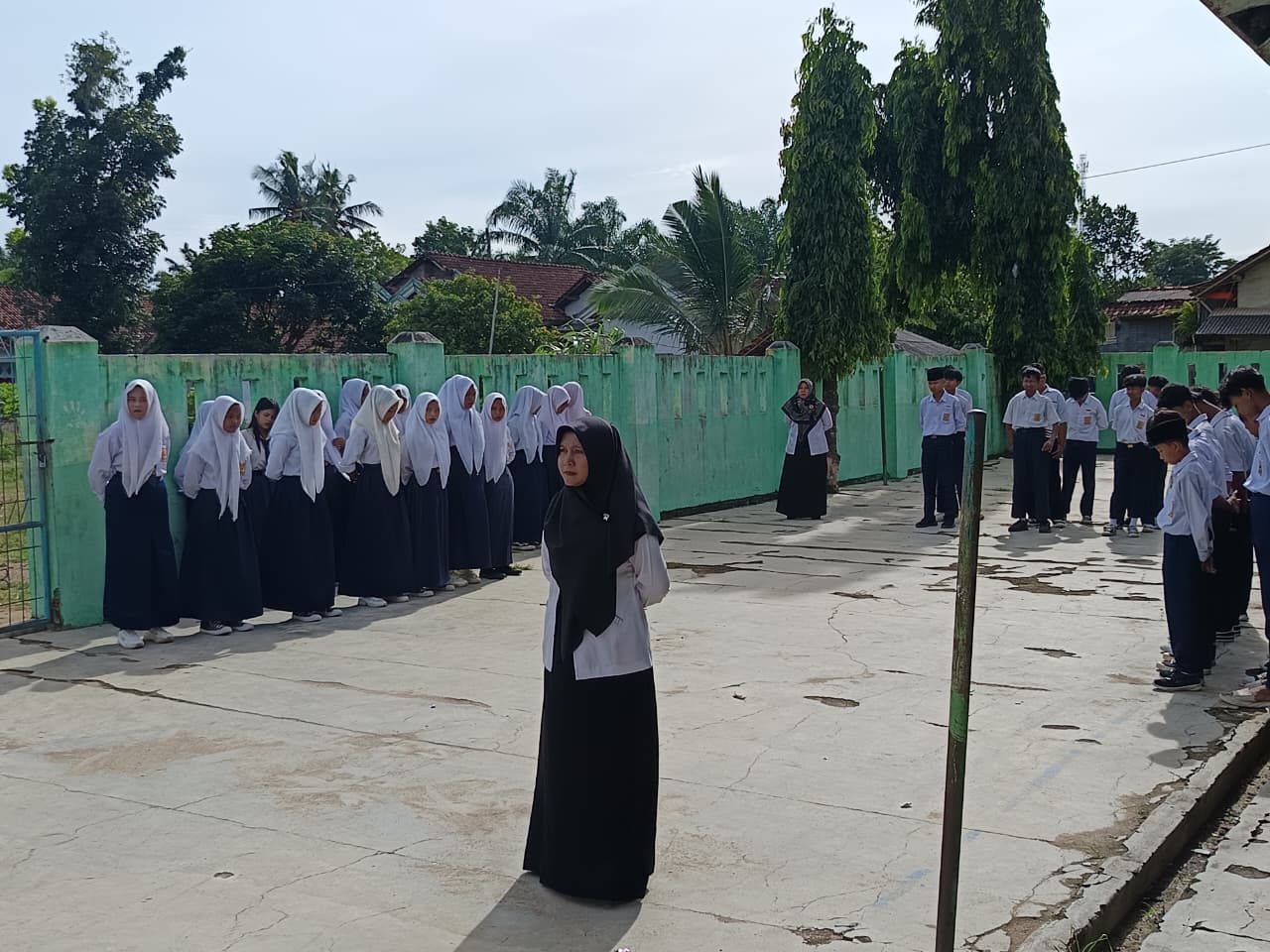 Cover: Upacara Memperingati Hari Guru Nasional 